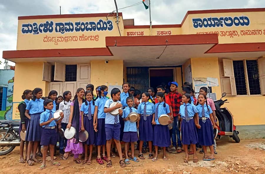 ಚನ್ನಪಟ್ಟಣ ತಾಲ್ಲೂಕಿನ ಮತ್ತೀಕೆರೆ ಶೆಟ್ಟಿಹಳ್ಳಿ ಕುವೆಂಪು ಶತಮಾನೋತ್ಸವ ಸರ್ಕಾರಿ ಹಿರಿಯ ಪ್ರಾಥಮಿಕ ಶಾಲೆಯ ವಿದ್ಯಾರ್ಥಿಗಳು ಕುಡಿಯುವ ನೀರಿನ ಸಮಸ್ಯೆ ಪರಿಹರಿಸುವಂತೆ ಒತ್ತಾಯಿಸಿ ಪ್ರತಿಭಟನೆ ನಡೆಸಿದರು