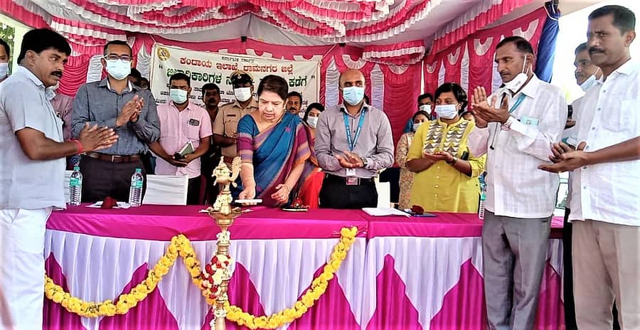 ಕನಕಪುರ ತಾಲ್ಲೂಕಿನ ಕಡಸಿಕೊಪ್ಪ ಗ್ರಾಮದಲ್ಲಿ ನಡೆದ ಜಿಲ್ಲಾಧಿಕಾರಿ ನಡೆ ಹಳ್ಳಿಯ ಕಡೆಗೆ ಕಾರ್ಯಕ್ರಮವನ್ನು ಶಾಸಕಿ ಅನಿತಾ ಕುಮಾರಸ್ವಾಮಿ ಉದ್ಘಾಟಿಸಿದರು