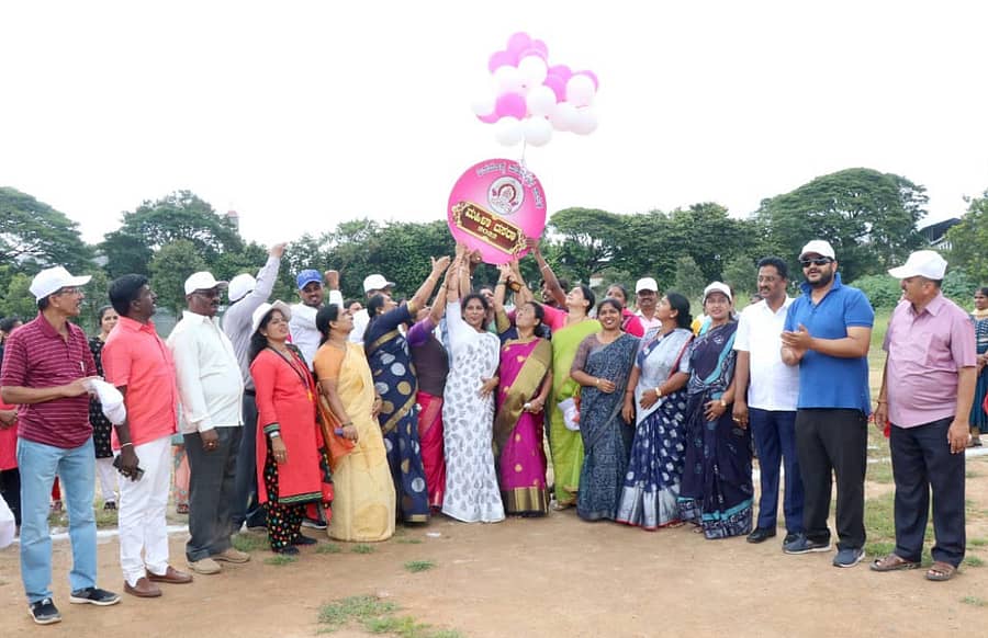 ಶಿವಮೊಗ್ಗದಲ್ಲಿ ಶನಿವಾರ ನಾಡಹಬ್ಬ ದಸರಾ ಪ್ರಯುಕ್ತ ಮಹಿಳಾ ದಸರಾ ಕ್ರೀಡಾಕೂಟಕ್ಕೆ ಮೇಯರ್ ಸುನಿತಾ ಅಣ್ಣಪ್ಪ ಚಾಲನೆ ನೀಡಿದರು.