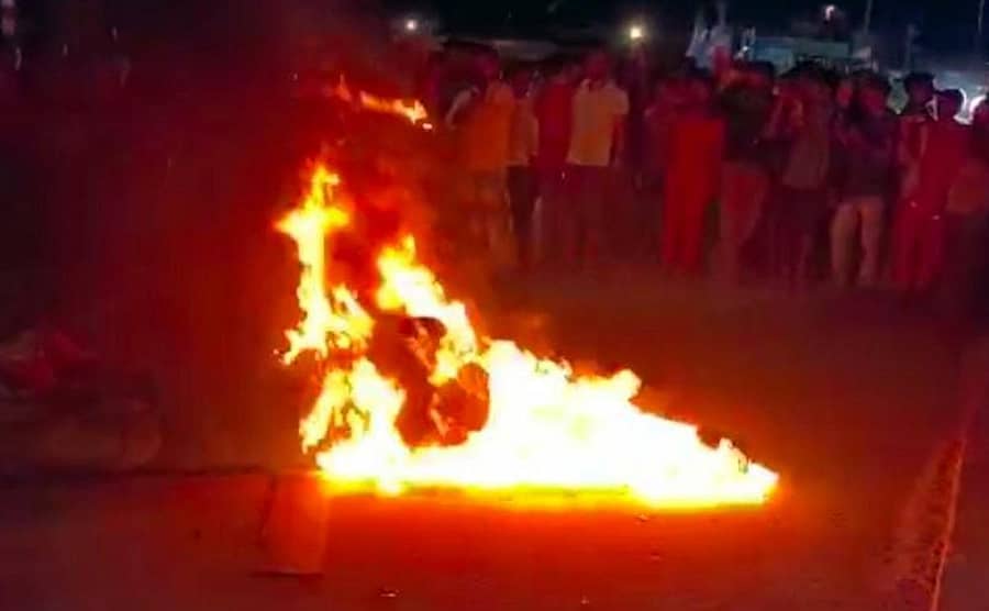 ಗೋಮಾಂಸ ಸಾಗಿಸುತ್ತಿದ್ದ ಬೈಕ್ಗೆ ಜನರು ಬೆಂಕಿ ಹಚ್ಚಿರುವುದು