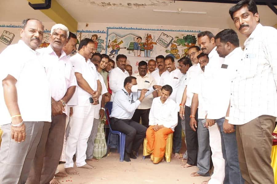 ಪ್ರಧಾನಿ ನರೇಂದ್ರ ಮೋದಿ ಜನ್ಮದಿನದ ಅಂಗವಾಗಿ ಬಿಜೆಪಿ ವೈದ್ಯಕೀಯ ಪ್ರಕೋಷ್ಠ ಮತ್ತು ಮಾಧ್ಯಮ ಪ್ರಕೋಷ್ಠ ವತಿಯಿಂದ ಭಾನುವಾರ ಚಾಮರಾಜನಗರದಲ್ಲಿ ಆರೋಗ್ಯ ತಪಾಸಣಾ ಶಿಬಿರ ನಡೆಯಿತು. ಪಕ್ಷದ ಜಿಲ್ಲಾ ಘಟಕದ ಪದಾಧಿಕಾರಿಗಳು ಪಾಲ್ಗೊಂಡಿದ್ದರು