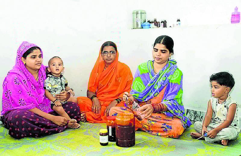 ಉತ್ತರಕನ್ನಡ ಜಿಲ್ಲೆಯ ಹಳಿಯಾಳ ತಾಲ್ಲೂಕಿನ ಜೋಗನಕೊಪ್ಪ ಗ್ರಾಮದಲ್ಲಿ ಉಪ್ಪಿನಕಾಯಿ, ಚಟ್ನಿಪುಡಿ ಸಿದ್ಧಪಡಿಸುತ್ತಿರುವ ಮಹಿಳೆಯರು (ಪ್ರಜಾವಾಣಿ ಚಿತ್ರ: ಬಿ.ಎಂ.ಕೇದಾರನಾಥ)