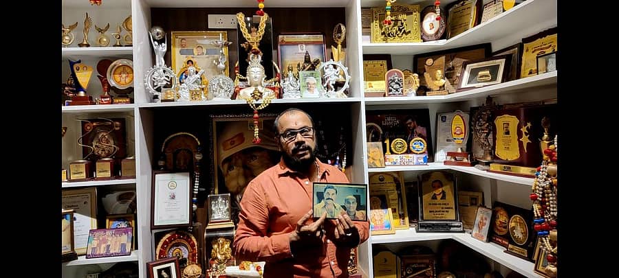 ನವೀನ್ ಡಿ. ಪಡೀಲ್ ಅವರು ತಮ್ಮ ಮನೆಯಲ್ಲಿ ಜೋಡಿಸಿಟ್ಟಿರುವ ಸನ್ಮಾನ ಪರಿಕರಗಳು