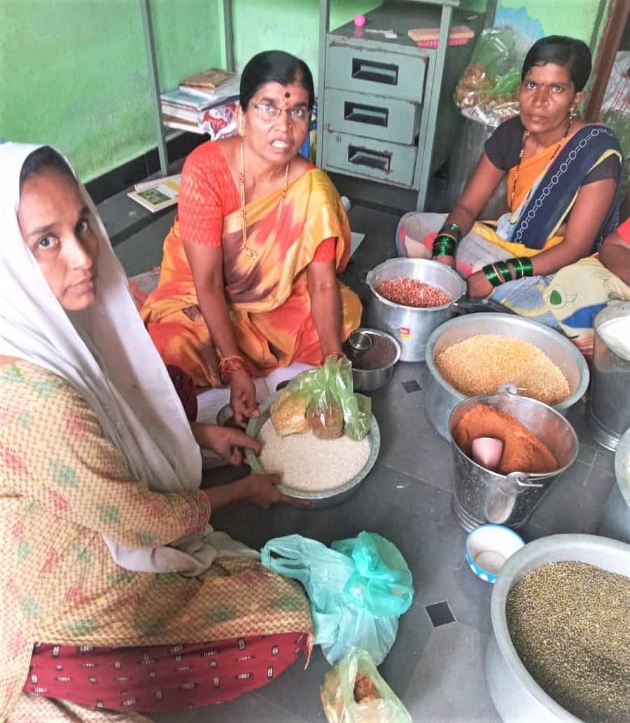 ಅಫಜಲಪುರದ ಅಂಗನವಾಡಿ ಕೇಂದ್ರದಲ್ಲಿ ಪೌಷ್ಟಿಕ ಆಹಾರ ತಯಾರಿಕೆಯಲ್ಲಿ ನಿರತ ಸಿಬ್ಬಂದಿ