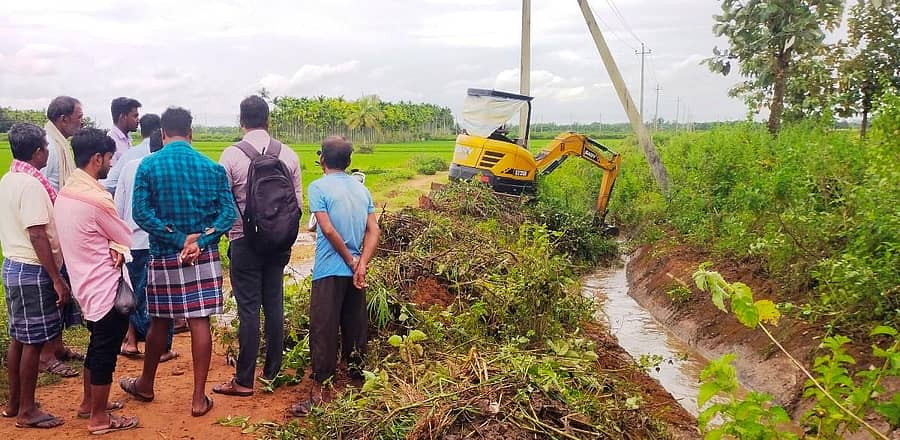 ಸಾಸ್ವೆಹಳ್ಳಿ ಡಬಲ್ ಗೇಟಿನ ಉಪ ಕಾಲುವೆ ಹೂಳನ್ನು ರೈತರೆ ಹಿಟಾಚಿಯಿಂದ ತೆಗಿಸಿ ಸ್ವಚ್ಛಗೊಳಿಸಿದರು