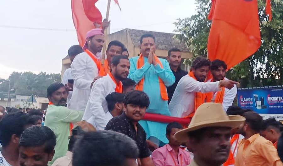 ಶಾಸಕ ಬಸವರಾಯ ಪಾಟೀಲ ಯತ್ನಾಳ ಅವರು ಭಾನುವಾರ ಲಕ್ಷ್ಮೇಶ್ವರಕ್ಕೆ ಆಗಮಿಸಿದ ಸಂದರ್ಭದಲ್ಲಿ ಅವರನ್ನು ಮೆರವಣಿಗೆ ಮೂಲಕ ಸ್ವಾಗತಿಸಲಾಯಿತು