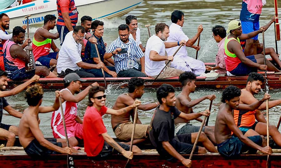 ಕೇರಳದ ಅಲೆಪ್ಪಿಯ ಪುನ್ನಮಾಡಾ ಸರೋವರದಲ್ಲಿ ಸೋಮವಾರ ದೋಣಿ ಸ್ಪರ್ಧೆಯ ಪ್ರದರ್ಶನದ ವೇಳೆ ರಾಹುಲ್ ಗಾಂಧಿ ಅವರು ಸ್ಪರ್ಧಿಗಳೊಂದಿಗೆ ಹುಟ್ಟು ಹಾಕಿ ಗಮನ ಸೆಳೆದರು –ಪಿಟಿಐ ಚಿತ್ರ
