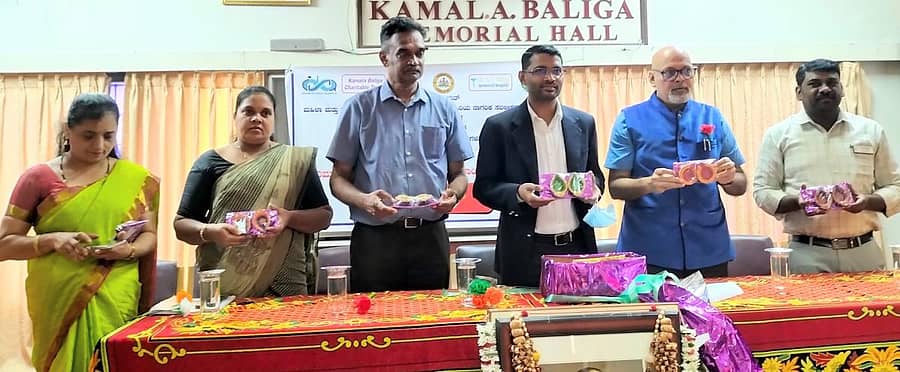 ಸೋಮವಾರ ಜಿಲ್ಲಾಡಳಿತ ಹಾಗೂ ವಿವಿಧ ಇಲಾಖೆಗಳ ಸಹಯೋಗದಲ್ಲಿ ಡಾ.ಎ.ವಿ.ಬಾಳಿಗಾ ಸ್ಮಾರಕ ಆಸ್ಪತ್ರೆಯಲ್ಲಿ ಜಿಲ್ಲೆಯ ಗ್ರಾಮೀಣ ಪುನರ್ವಸತಿ ಕಾರ್ಯಕರ್ತರು ಹಾಗೂ ವಿವಿದ್ದೋದ್ಧೇಶ ಪುನರ್ವಸತಿ ಕಾರ್ಯಕರ್ತರಿಗೆ ಆಯೋಜಿಸಿದ್ದ ತರಬೇತಿ ಕಾರ್ಯಾಗಾರವನ್ನು ಜಿಲ್ಲಾಧಿಕಾರಿ ಕೂರ್ಮಾರಾವ್ ಉದ್ಘಾಟಿಸಿದರು.