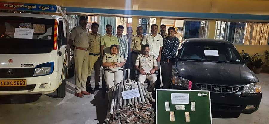 ಬಂಧಿತ ಆರೋಪಿಗಳಿಂದ ವಶಪಡಿಸಿಕೊಂಡಿರುವ ವಸ್ತುಗಳೊಂದಿಗೆ ಡಿವೈಎಸ್‌ಪಿ ಪ್ರಿಯದರ್ಶಿನಿ, ಇನ್‌ಸ್ಪೆಕ್ಟರ್‌ ಆನಂದ್‌ ಹಾಗೂ ತಂಡ