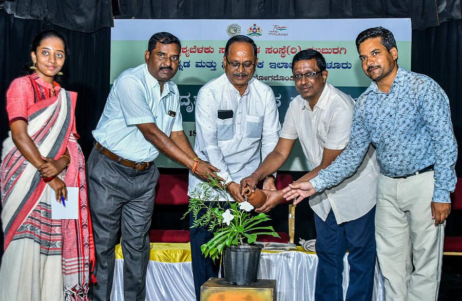 ಕಲಬುರಗಿ ನಗರದ ರಂಗಾಯಣದಲ್ಲಿ ಭಾನುವಾರ ನಡೆದ ದೃಶ್ಯೋಪನ್ಯಾಸ ಮತ್ತು ಸಂವಾದ ಕಾರ್ಯಕ್ರವನ್ನು ಟಿ.ಎನ್ ಕೃಷ್ಣಮೂರ್ತಿ ಉದ್ಘಾಟಿಸಿದರು. ವಿ.ನಯನಾ, ಕೆ.ಎಚ್. ಚನ್ನೂರ, ಪ್ರಭಾಕರ್ ಜೋಶಿ, ಡಾ.ಪಿ.ಪರಶುರಾಮ ಇದ್ದರು–ಪ್ರಜಾವಾಣಿ ಚಿತ್ರ