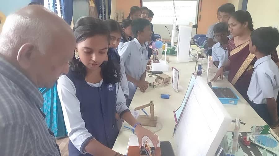 ಬಣಕಲ್ ಪ್ರೌಢಶಾಲೆಯ ಅಟಲ್ ಟಿಂಕರ್ ಲ್ಯಾಬ್‌ನಲ್ಲಿ ಸೋಮವಾರ ಆಯೋಜಿಸಿದ್ದ ವಿಜ್ಞಾನ ವಸ್ತು ಪ್ರದರ್ಶನದಲ್ಲಿ ವಿದ್ಯಾರ್ಥಿಗಳು ತಾವು ತಯಾರಿಸಿದ ವೈಜ್ಞಾನಿಕ ವಸ್ತುಗಳ ಬಗ್ಗೆ ವಿವರಣೆ ನೀಡಿದರು.