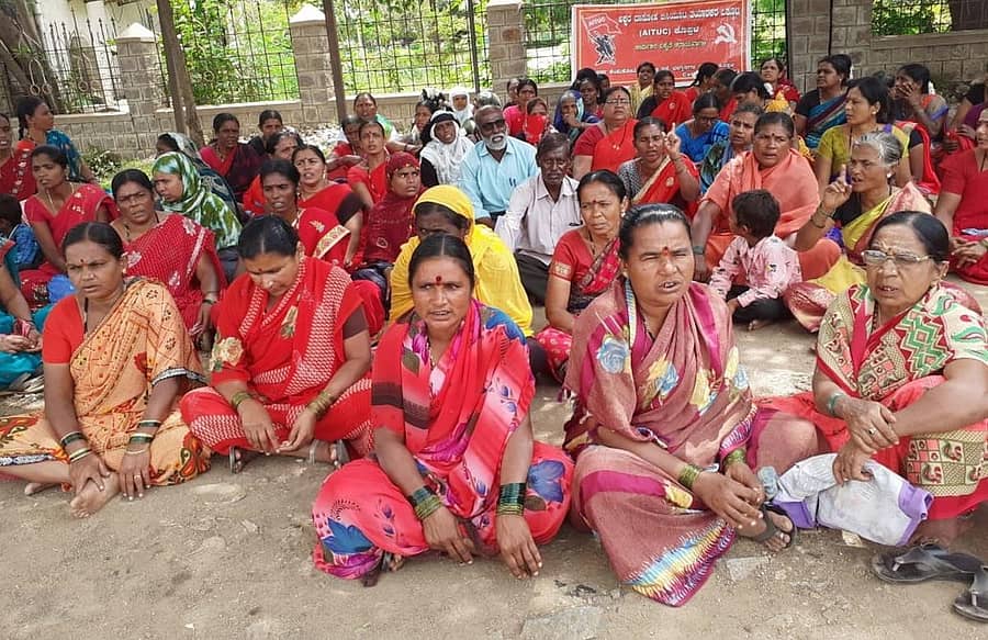 ಕೊಪ್ಪಳದಲ್ಲಿ ಸೋಮವಾರ ಅಕ್ಷರ ದಾಸೋಹ ಬಿಸಿಯೂಟ ತಯಾರಕರ ಒಕ್ಕೂಟದ ನೇತೃತ್ವದಲ್ಲಿ ಪ್ರತಿಭಟನೆ ನಡೆಯಿತು