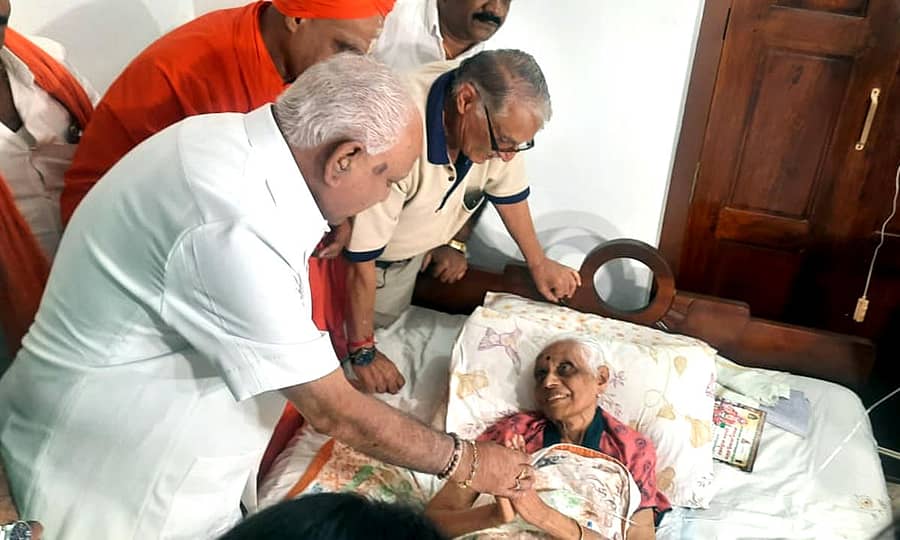 ಸಕಲೇಶಪುರ ತಾಲ್ಲೂಕಿನ ಕುಂಬ್ರಳ್ಳಿಗೆ ಭೇಟಿ ನೀಡಿದ ಬಿ.ಎಸ್. ಯಡಿಯೂರಪ್ಪ ಅವರು ಸುಶೀಲಾ ಶಿವಪ್ಪ ಅವರ ಆರೋಗ್ಯ ವಿಚಾರಿಸಿದರು