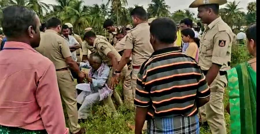 ಪ್ರತಿಭಟನಾಕಾರರನ್ನು ಚದುರಿಸುತ್ತಿರುವ ಪೊಲೀಸರು