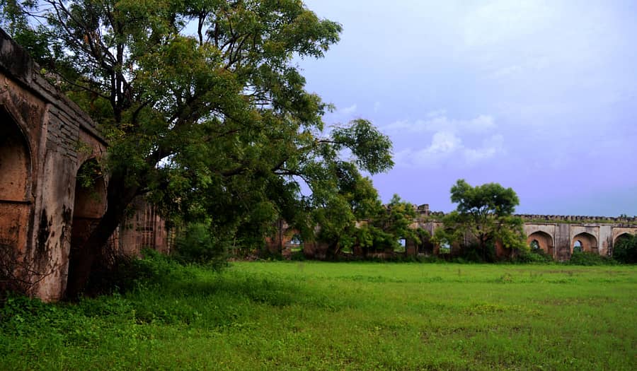 ಕಲಬುರಗಿ ತಾಲ್ಲೂಕಿನ ಫಿರೋಜಾಬಾದ್ ಕೋಟೆಯ ಒಳ ಆವರಣದ ದೃಶ್ಯ