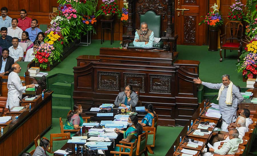 ವಿಧಾನಸಭೆಯಲ್ಲಿ ಸೋಮವಾರ ಕೆರೆ ಒತ್ತುವರಿ ಕುರಿತ ಚರ್ಚೆಯಲ್ಲಿ ಪರಸ್ಪರ ವಾಕ್ಸಮರದಲ್ಲಿ ನಿರತರಾಗಿರುವ ಮುಖ್ಯಮಂತ್ರಿ ಬಸವರಾಜ ಬೊಮ್ಮಾಯಿ ಮತ್ತು ವಿರೋಧ ಪಕ್ಷದ ನಾಯಕ ಸಿದ್ದರಾಮಯ್ಯ. ಪೀಠದಲ್ಲಿ ಕುಳಿತು ಚರ್ಚೆ ವೀಕ್ಷಿಸುತ್ತಿರುವ ಸ್ಪೀಕರ್‌ ವಿಶ್ವೇಶ್ವರ ಹೆಗಡೆ ಕಾಗೇರಿ