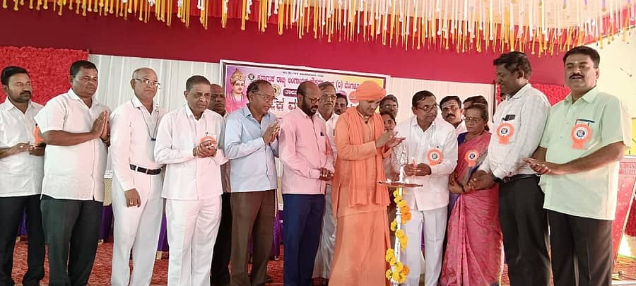 ಭಾಲ್ಕಿಯ ಬಾಲಾಜಿ ಮಂದಿರದಲ್ಲಿ ನಡೆದ ವಾರ್ಷಿಕೋತ್ಸವಕ್ಕೆ ಸಂಘದ ರಾಜ್ಯ ಘಟಕದ ಅಧ್ಯಕ್ಷ ಶಿವರಾಜ ಕಪಲಾಪುರೆ ಚಾಲನೆ ನೀಡಿದರು