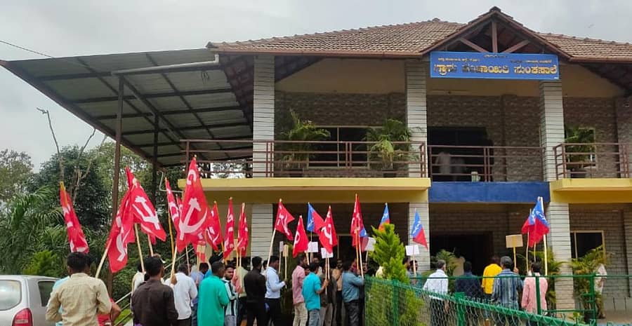 ಸುಂಕಸಾಲೆ ಗ್ರಾಮ ಪಂಚಾಯಿತಿ ಎದುರು ಸಿಪಿಎಂ ವತಿಯಿಂದ ಸೋಮವಾರ ಧರಣಿ ನಡೆಸಲಾಯಿತು.