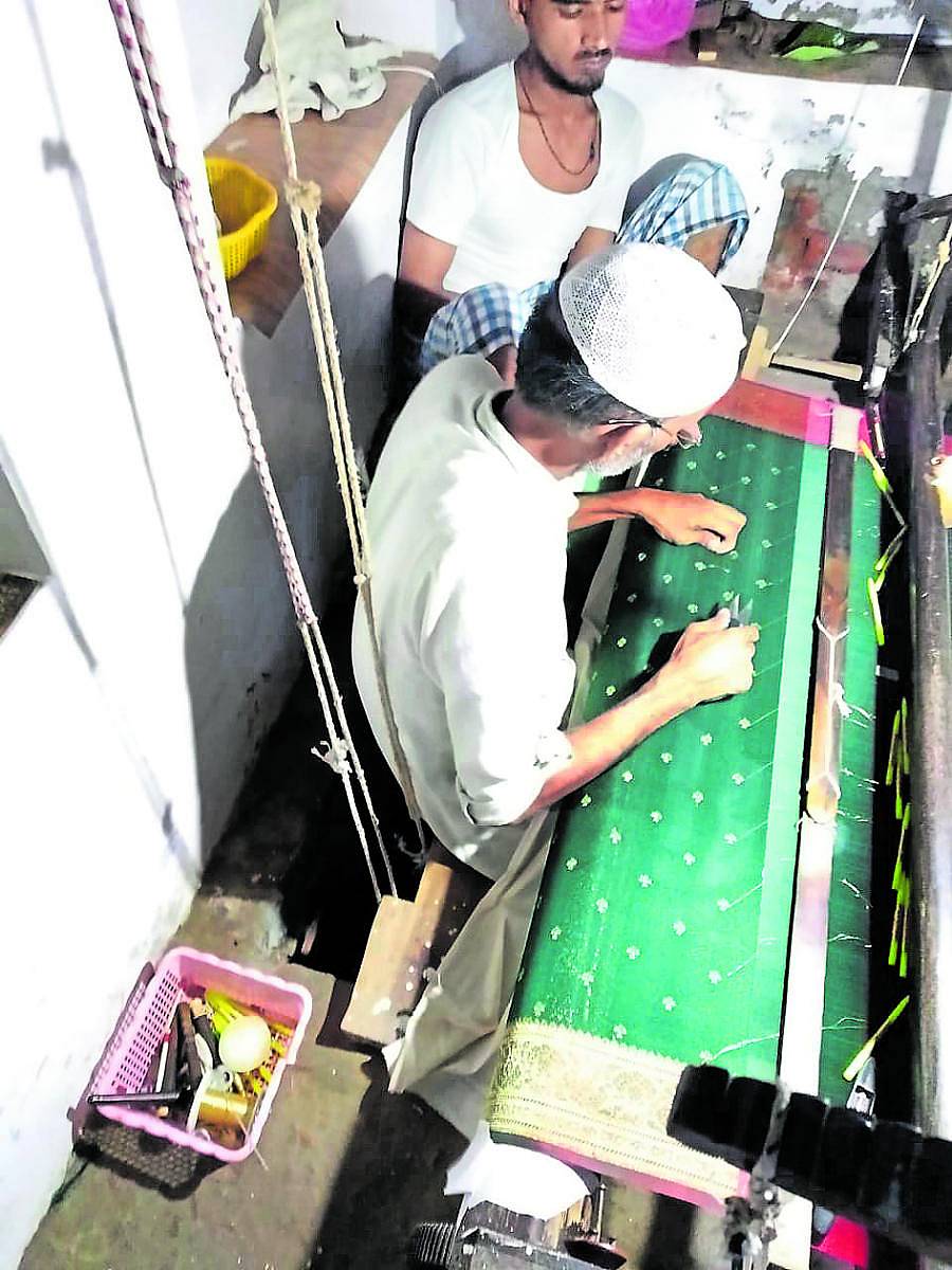 ವಾರಾಣಸಿಯ ನೇಕಾರರು ಮಂಗಳೂರಿನ ಆಚಾರ್ಯ ಮಠದ ಶಾರದೆಗೆ ತೊಡಿಸುವ ಚಿನ್ನದ ಜರಿಯ ಸೀರೆಗೆ ಅಂತಿಮ ಸ್ಪರ್ಶ ನೀಡುತ್ತಿದ್ದಾರೆ