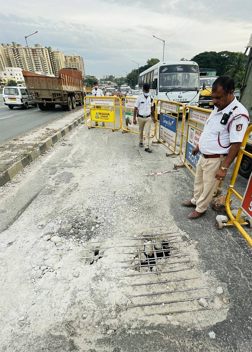 ಬೆಂಗಳೂರಿನ ಹೊರವರ್ತುಲ ರಸ್ತೆ ಸುಮನಹಳ್ಳಿ ಬಳಿಯ ಮೇಲ್ಸೇತುವೆಯಲ್ಲಿ ಮಂಗಳವಾರ ಗುಂಡಿ ಬಿದ್ದಿರುವ ಸ್ಥಳದ ಸುತ್ತ ಪೊಲೀಸರು ಬ್ಯಾರಿಕೇಡ್ ಹಾಕಿರುವುದು –ಪ್ರಜಾವಾಣಿ ಚಿತ್ರ - ರಂಜು ಪಿ