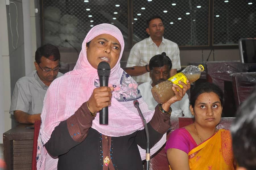 ಗದಗ ಬೆಟಗೇರಿ ನಗರಸಭೆಯ 20, 23ನೇ ವಾರ್ಡ್ನಲ್ಲಿ ಚರಂಡಿ ನೀರು ಮಿಶ್ರಿತ ನೀರು ಪೂರೈಕೆಯಾಗುತ್ತಿದೆ ಎಂದು ಕಾಂಗ್ರೆಸ್ ಸದಸ್ಯರು ಕೊಳಚೆ ನೀರು ಪ್ರದರ್ಶಿಸಿದರು