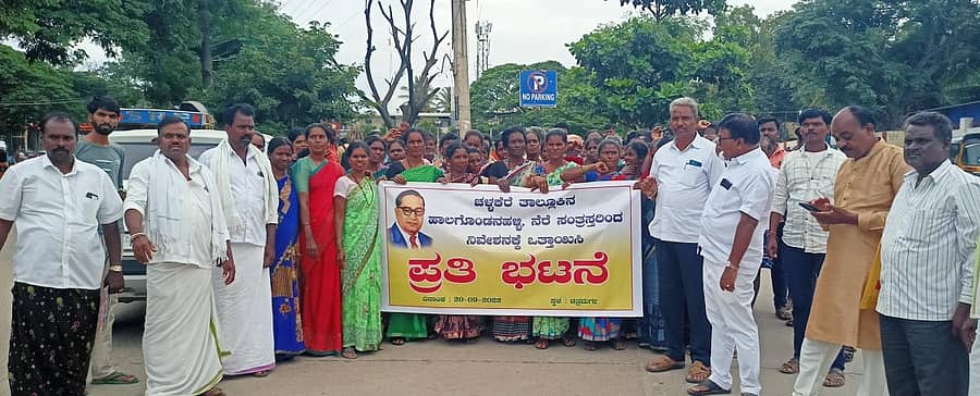 ಚಳ್ಳಕೆರೆ ತಾಲ್ಲೂಕಿನ ಹಾಲಗೊಂಡನಹಳ್ಳಿಯ ನೆರೆ ಸಂತ್ರಸ್ತರು ಚಿತ್ರದುರ್ಗದ ಒನಕೆ ಓಬವ್ವ ವೃತ್ತದಲ್ಲಿ ಮಂಗಳವಾರ ಪ್ರತಿಭಟನೆ ನಡೆಸಿದರು.