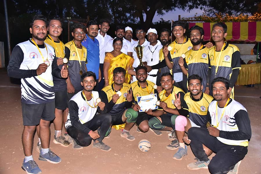 ಕಲಬುರಗಿ ನಗರದಲ್ಲಿ ಬುಧವಾರ ನಡೆದ ದಸರಾ ಕಲಬುರಗಿ ವಿಭಾಗ ಮಟ್ಟದ ಕ್ರೀಡಾಕೂಟದ ಹ್ಯಾಂಡ್‌ಬಾಲ್‌ನಲ್ಲಿ ಪ್ರಥಮ ಸ್ಥಾನ ಪಡೆದ ಕಲಬುರಗಿ ತಂಡ