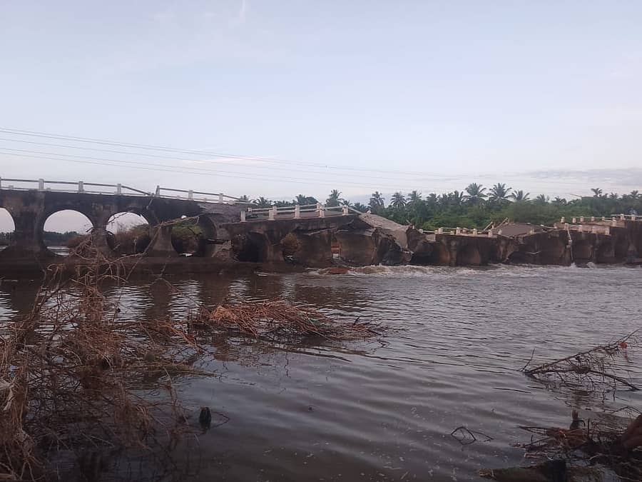 ಹಿರಿಯೂರು ತಾಲ್ಲೂಕಿನ ಜವನಗೊಂಡನಹಳ್ಳಿ ಹೋಬಳಿಯ ಸುವರ್ಣಮುಖಿ ನದಿಗೆ ನಿರ್ಮಿಸಿದ ಸೇತುವೆ ಮಂಗಳವಾರ ರಾತ್ರಿ ಕುಸಿದಿದೆ