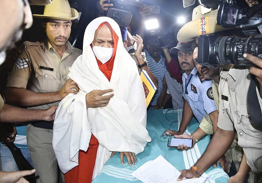 ಶಿವಮೊಗ್ಗದ ಮೆಗ್ಗಾನ್ ಸೂಪರ್ ಸ್ಪೆಷಾಲಿಟಿ ಆಸ್ಪತ್ರೆಗೆ ಕೇಂದ್ರ ಕಾರಾಗೃಹದಿಂದ ಬುಧವಾರ ರಾತ್ರಿ ಶಿವಮೂರ್ತಿ ಮುರುಘಾ ಶರಣರನ್ನು ಕರೆತರಲಾಯಿತು. ಪ್ರಜಾವಾಣಿ ಚಿತ್ರ/ ಶಿವಮೊಗ್ಗ ನಾಗರಾಜ್