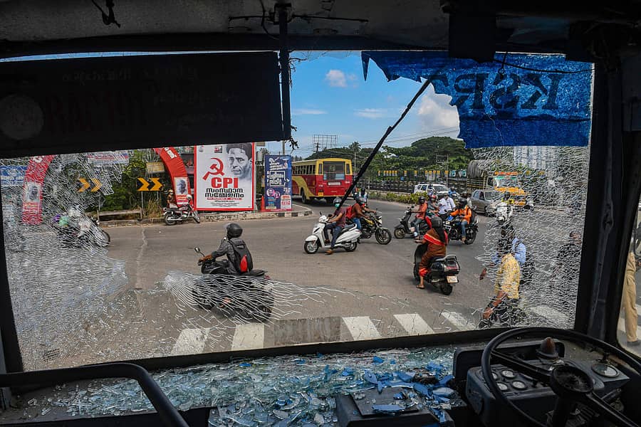 ಕೇರಳ: ಹಿಂಸಾರೂಪಕ್ಕೆ ತಿರುಗಿದ ಪಿಎಫ್ಐ ಬಂದ್– ಕೆಎಸ್ಆರ್ಟಿಸಿ ಬಸ್ ಧ್ವಂಸ: ಪಿಟಿಐ ಚಿತ್ರ