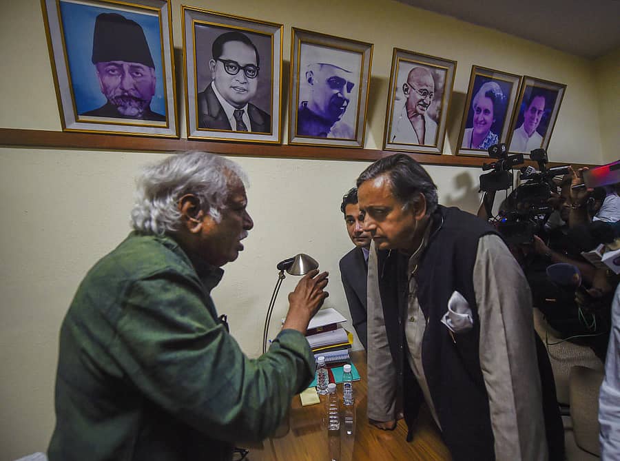 ಚುನಾವಣಾ ಅಧಿಕಾರಿ ಮಧುಸೂದನ ಮಿಸ್ತ್ರಿ ಅವರೊಂದಿಗೆ ಶಶಿ ತರೂರ್ ಮಾತುಕತೆ