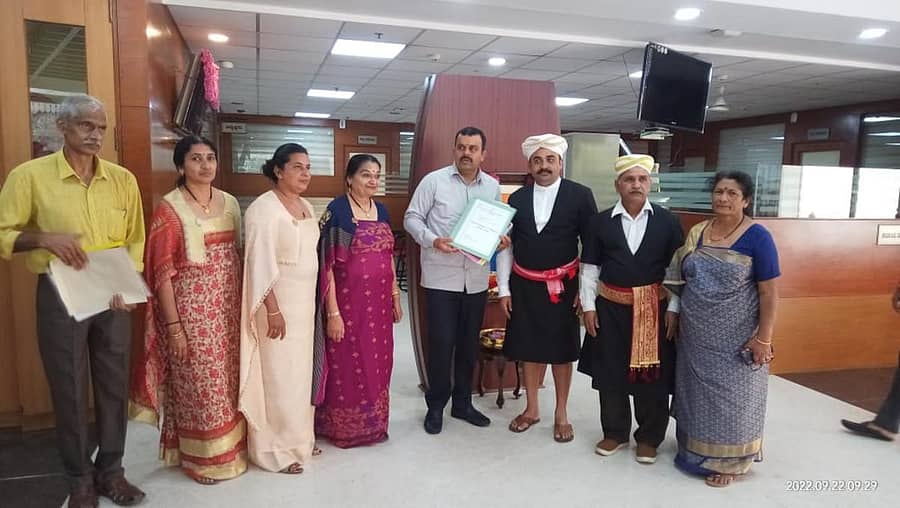 ಕೊಡವ ಭಾಷೆಯನ್ನು ಎಂಟನೇ ಪರಿಚ್ಛೇದಕ್ಕೆ ಸೇರಿಸಬೇಕು ಎಂದು ಕರ್ನಾಟಕ ಕೊಡವ ಸಾಹಿತ್ಯ ಅಕಾಡೆಮಿಯ ಅಧ್ಯಕ್ಷರಾದ ಡಾ.ಅಮ್ಮಾಟಂಡ ಪಾರ್ವತಿ ಅಪ್ಪಯ್ಯ ಅವರು ಕನ್ನಡ ಮತ್ತು ಸಂಸ್ಕೃತಿ ಇಲಾಖೆ ಸಚಿವ ವಿ.ಸುನಿಲ್ಕುಮಾರ್ ಅವರಿಗೆ ಮನವಿ ಸಲ್ಲಿಸಿದರು. ಅಕಾಡೆಮಿಯ ಸದಸ್ಯರಾದ ಮಾಚಿಮಾಡ ಜಾನಕಿ ಮಾಚಯ್ಯ, ಬಬ್ಬಿರ ಸರಸ್ವತಿ, ಕುಡಿಯರ ಮುತ್ತಪ್ಪ, ನಾಗೇಶ್ ಕಾಲೂರು, ಅಜ್ಜಿನಿಕಂಡ ಪ್ರಮೀಳಾ ನಾಚಯ್ಯ ಮತ್ತು ಚಾಮೇರ ದಿನೇಶ್ ಬೆಳ್ಯಪ್ಪ ಇದ್ದಾರೆ