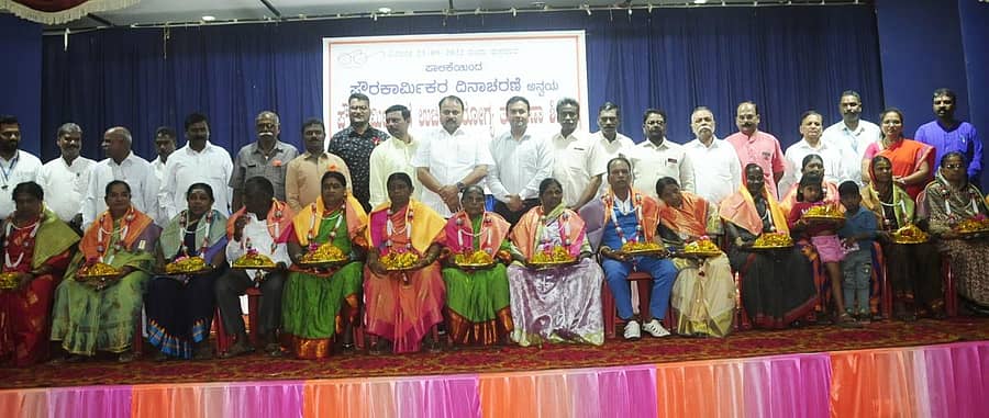 ಹುಬ್ಬಳ್ಳಿಯ ಅಶೋಕ ನಗರದ ಕನ್ನಡ ಭವನದಲ್ಲಿ ಶುಕ್ರವಾರ ನಡೆದ ಪೌರ ಕಾರ್ಮಿಕರ ದಿನಾಚರಣೆಯಲ್ಲಿ ನಿವೃತ್ತ ಪೌರ ಕಾರ್ಮಿಕರನ್ನು ಸನ್ಮಾನಿಸಲಾಯಿತು– ಪ್ರಜಾವಾಣಿ ಚಿತ್ರ