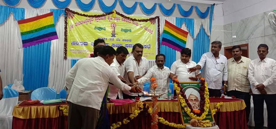 ಪಟ್ಟಣದ ರೇವಣಸಿದ್ದೇಶ್ವರ ಪತ್ತಿನ ಸಹಕಾರ ಸಂಘದ ವಾರ್ಷಿಕ ಸಭೆಯನ್ನು ಉಪಾಧ್ಯಕ್ಷ ಪರಶುರಾಮ್ ಉದ್ಘಾಟಿಸಿದರು.