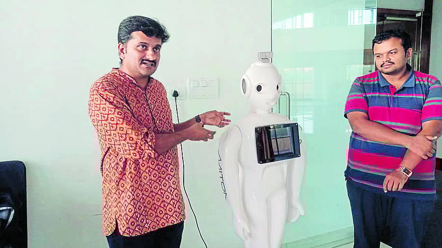 ಧಾರವಾಡ ಐಐಐಟಿ ಅಭಿವೃದ್ಧಿಪಡಿಸಿದ ‘ಸ್ಪೀಚ್ ಕನ್ವೇಯನರ್ ಹ್ಯುಮೆನಾಯ್ಡ್‌’ ಕುರಿತು ಡಾ. ಕೆ.ಟಿ. ದೀಪಕ್ ಮಾಹಿತಿ ನೀಡಿದರು. ಡಾ. ಪವನ್ ಇದ್ದಾರೆ