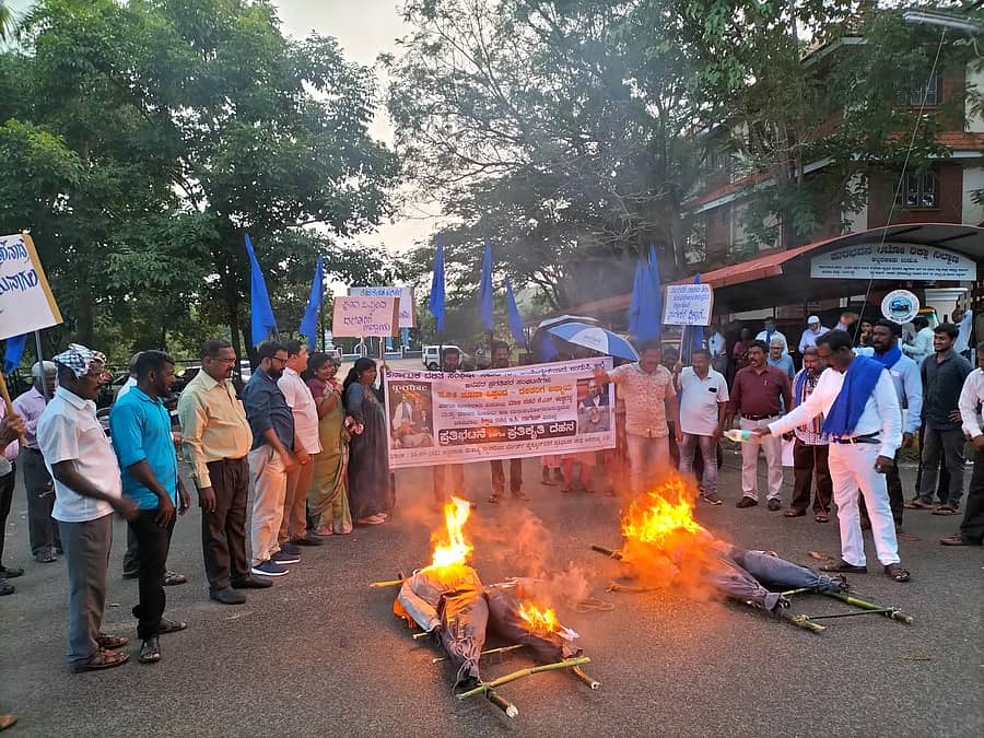 ಪೂನಾ ಒಪ್ಪಂದದಿಂದ ದಲಿತರಿಗೆ ಆಗಿರುವ ಅನ್ಯಾಯ ಖಂಡಿಸಿ ದಲಿತ ಸಂಘರ್ಷ ಸಮಿತಿ (ಅಂಬೇಡ್ಕರ್ ವಾದ) ಶನಿವಾರ ನಗರದ ಹುತಾತ್ಮರ ಸ್ಮಾರಕದ ಬಳಿ ಪ್ರತಿಭಟನೆ ನಡೆಸಿತು.