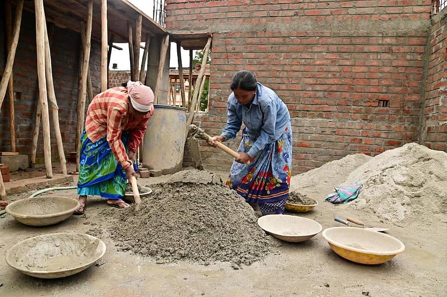 ದಾವಣಗೆರೆಯ ಕಟ್ಟಡ ಕಾರ್ಮಿಕ ಮಹಿಳೆಯರಾದ ಹನುಮವ್ವ ಮತ್ತು ರತ್ನಮ್ಮ ಕಾಯಕ ನಿರತರಾಗಿರುವುದು –ಪ್ರಜಾವಾಣಿ ಚಿತ್ರ/ ಸತೀಶ ಬಡಿಗೇರ್