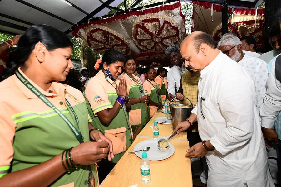 ಪೌರಕಾರ್ಮಿಕರ ದಿನಾಚರಣೆ ಅಂಗವಾಗಿ ಪೌರಕಾರ್ಮಿಕರಿಗೆ ಮುಖ್ಯಮಂತ್ರಿ ಬಸವರಾಜ ಬೊಮ್ಮಾಯಿ ಅವರು ಉಪಾಹಾರ ಬಡಿಸಿದರು