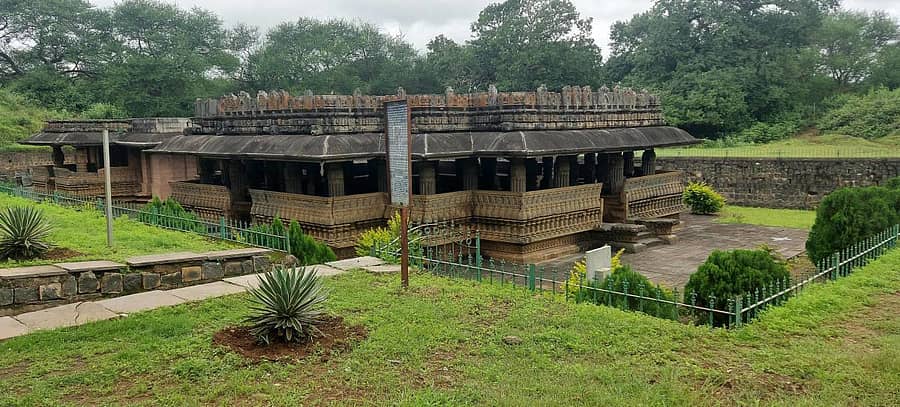 ಶಿಗ್ಗಾವಿ ತಾಲ್ಲೂಕಿನ ಬಂಕಾಪುರ ಕೋಟೆಯಲ್ಲಿರುವ 66 ಕಂಬಗಳ ನಗರೇಶ್ವರ ದೇವಾಲಯ