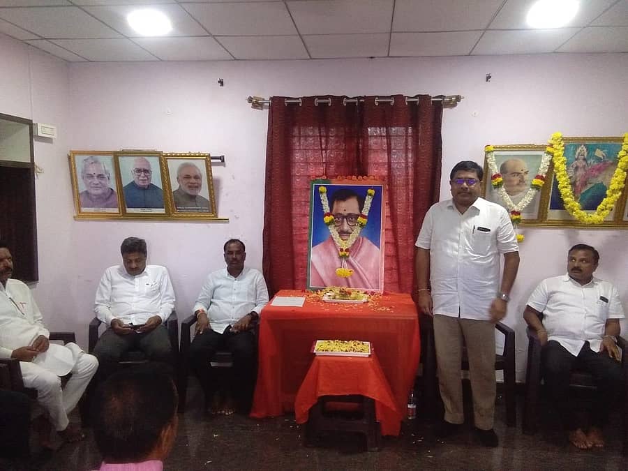 ಚಿತ್ರದುರ್ಗದ ಬಿಜೆಪಿ ಕಚೇರಿಯಲ್ಲಿ ಭಾನುವಾರ ನಡೆದ ಪಂಡಿತ್ ದೀನ್ ದಯಾಳ್ ಉಪಾಧ್ಯ ಅವರ ಜನ್ಮದಿನಾಚರಣೆಯಲ್ಲಿ ವಿಧಾನಪರಿಷತ್‌ ಸದಸ್ಯ ಕೆ.ಎಸ್‌.ನವೀನ್‌ ಮಾತನಾಡಿದರು. ಬಿಜೆಪಿ ಮುಖಂಡರಾದ ಶಿವಣ್ಣಚಾರ್, ನರೇಂದ್ರನಾಥ್, ಬಿಜೆಪಿ ಜಿಲ್ಲಾ ಘಟಕದ ಅಧ್ಯಕ್ಷ ಎ.ಮುರಳಿ ಇದ್ದಾರೆ.