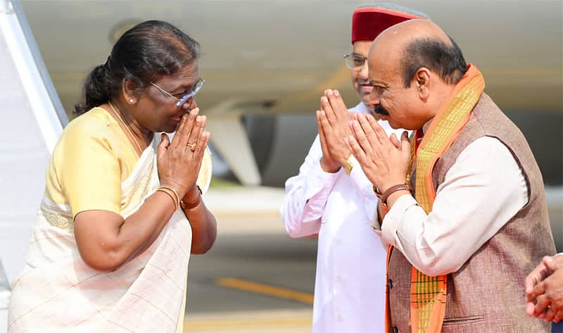 ಮೈಸೂರು ಮಂಡಕಳ್ಳಿ‌ ವಿಮಾನ ನಿಲ್ದಾಣದಲ್ಲಿ ರಾಷ್ಟ್ರಪತಿ‌ ದ್ರೌಪದಿ ಮುರ್ಮು ಅವರನ್ನು ದಸರಾ ಉತ್ಸವ ಉದ್ಘಾಟನೆಗೆ  ಸ್ವಾಗತಿಸಿದ ರಾಜ್ಯಪಾಲ ಥಾವರ್ ಚಂದ್ ಗೆಹಲೊತ್ ಹಾಗೂ  ಮುಖ್ಯಮಂತ್ರಿ ಬಸವರಾಜ ಬೊಮ್ಮಾಯಿ