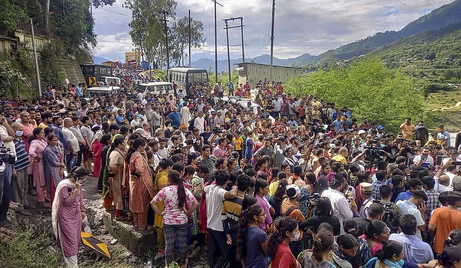 ಅಂಕಿತಾ ಭಂಡಾರಿ ಕೊಲೆ ಖಂಡಿಸಿ ಸ್ಥಳೀಯರು ಋಷಿಕೇಶ–ಬದರಿನಾಥ ಹೆದ್ದಾರಿ ಬಂದ್ ಮಾಡಿ ಭಾನುವಾರ ಪ್ರತಿಭಟನೆ ನಡೆಸಿದರು –ಪಿಟಿಐ ಚಿತ್ರ