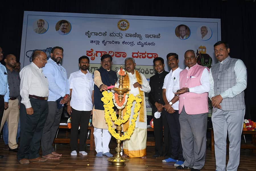 ನಗರದ ವಿಜ್ಞಾನ ಭವನದಲ್ಲಿ ಸೋಮವಾರ ನಡೆದ ವಿಚಾರ ಸಂಕಿರಣಕ್ಕೆ ಬೃಹತ್ ಮತ್ತು ಮಧ್ಯಮ ಕೈಗಾರಿಕಾ ಸಚಿವ ಮುರುಗೇಶ ನಿರಾಣಿ ಚಾಲನೆ ನೀಡಿದರು