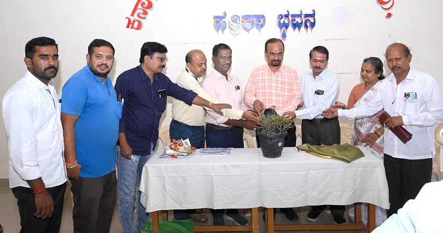 ವಿಜಯಪುರ ನಗರದ  ಕಾರ್ಯನಿರತ ಪತ್ರಕರ್ತರ ಸಂಘದಲ್ಲಿ ಸೋಮವಾರ ಪತ್ರಕರ್ತರಿಗಾಗಿ ಏರ್ಪಡಿಸಿದ್ದ ಆಯುಷ್ಮಾನ್ ಭಾರತ-ಆರೋಗ್ಯ ಕರ್ನಾಟಕ ಯೋಜನೆಯ ನೋಂದಣಿ ಶಿಬಿರವನ್ನು  ಜಿಲ್ಲಾ ಆರೋಗ್ಯ ಮತ್ತು ಕುಟುಂಬ ಕಲ್ಯಾಣ ಅಧಿಕಾರಿ ಡಾ.ಸುರೇಶ ಚಹ್ವಾಣ ಉದ್ಘಾಟಿಸಿದರು