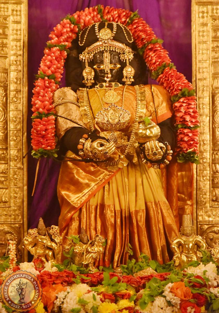 ಕೃಷ್ಣಮಠದಲ್ಲಿ ಕೃಷ್ಣದೇವರಿಗೆ ಪಲಿಮಾರು ಮಠದ ಕಿರಿಯ ಯತಿ ವಿದ್ಯಾರಾಜೇಶ್ವರ ತೀರ್ಥ ಶ್ರೀಗಳು ‘ಮೋಹಿನಿ’ ವಿಶೇಷ ಅಲಂಕಾರ ಮಾಡಿದ್ದರು.