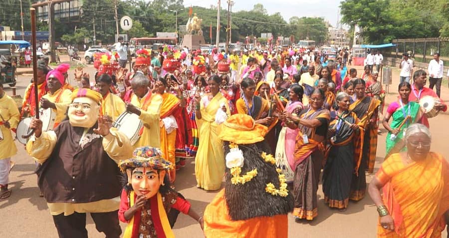 ಜನಪರ ಉತ್ಸವದ ನಿಮಿತ್ತ ಬೀದರ್ನಲ್ಲಿ ಕಲಾ ತಂಡಗಳ ಮೆರವಣಿಗೆ ನಡೆಯಿತು