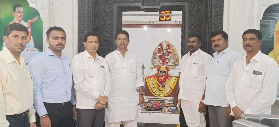 ತುಮಕೂರು ಸಿದ್ಧಗಂಗಾ ಮಠಕ್ಕೆ ಸೋಮವಾರ ಭೇಟಿ ನೀಡಿದ ಕಂದಾಯ ಸಚಿವ ಆರ್.ಅಶೋಕ ಅವರು ಶಿವಕುಮಾರ ಸ್ವಾಮೀಜಿ ಗದ್ದುಗೆ ದರ್ಶನ ಪಡೆದರು. ಶಾಸಕ ಜಿ.ಬಿ.ಜ್ಯೋತಿಗಣೇಶ್ ಇತರರು ಇದ್ದಾರೆ