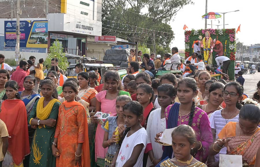 ಯಾದಗಿರಿಯ ಹಿಂದೂ ಸೇವಾ ಸಮಿತಿಯಿಂದ ವತಿಯಿಂದ ಭವಾನಿ ದೇವಿಯ ಮೂರ್ತಿಯನ್ನು ಅದ್ಧೂರಿ ಮೆರವಣಿಗೆ ಮಾಡಲಾಯಿತು