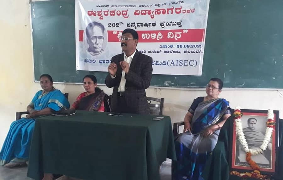 ಕಲಬುರಗಿಯಲ್ಲಿ ಶಿಕ್ಷಣ ಉಳಿಸಿ ಸಮಿತಿ ಆಯೋಜಿಸಿದ್ದ ಕಾರ್ಯಕ್ರಮದಲ್ಲಿ ಪ್ರೊ. ರಮೇಶ ಲಂಡನಕರ್ ಮಾತನಾಡಿದರು