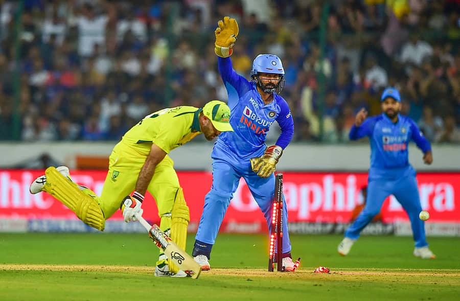 ಗ್ಲೆನ್ ಮ್ಯಾಕ್ಸ್ವೆಲ್ ರನ್ ಕದಿಯುತ್ತಿದ್ದಾಗ ಫೀಲ್ಡರ್ ಅಕ್ಷರ್ ಪಟೇಲ್ ಥ್ರೋ ಮಾಡಿದ ಚೆಂಡು ಕಲೆಕ್ಟ್ ಮಾಡುವ ಪ್ರಯತ್ನದಲ್ಲಿ ವಿಕೆಟ್ಕೀಪರ್ ದಿನೇಶ್ ಕೈಗವಸು ಸ್ಟಂಪ್ಗೆ ಬಡಿದಿತ್ತು. | ಪಿಟಿಐ ಚಿತ್ರ